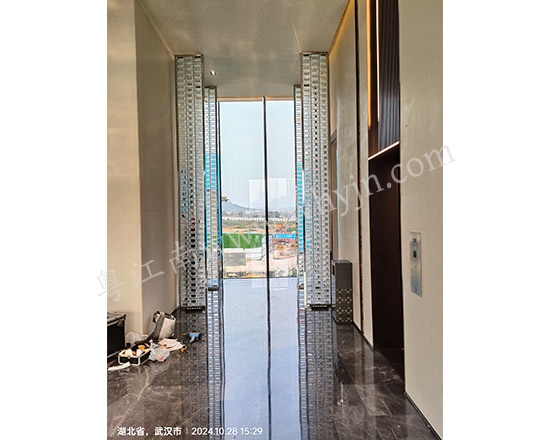 不銹鋼玻璃屏風(fēng) 
